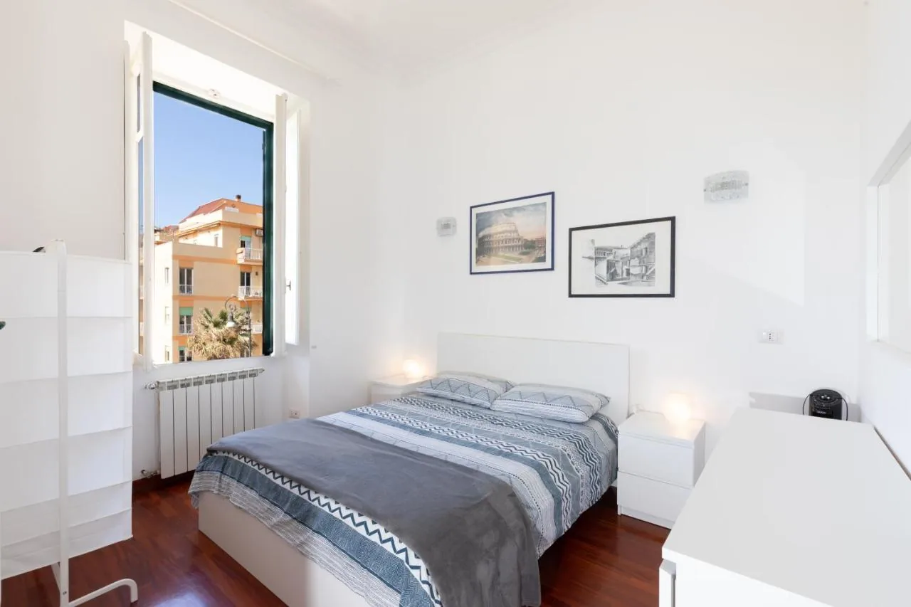 La camera matrimoniale di Anco Marzio House, con la finestra aperta sui palazzi del Lido