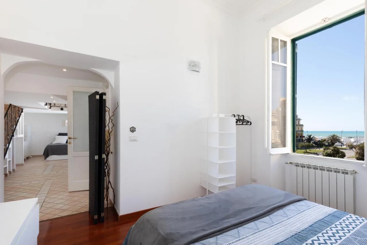 Il letto matrimoniale e la finestra con vista sul mare di Anco Marzio House